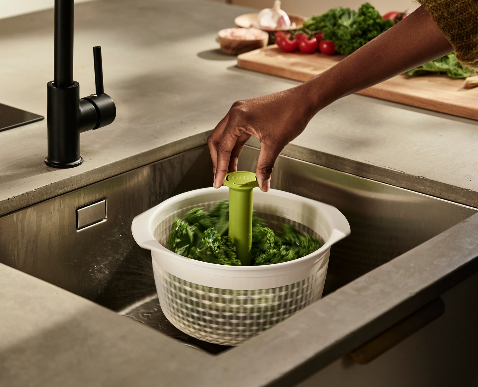 Joseph Joseph Spindola™ Green In-sink Salad-spinning Colander